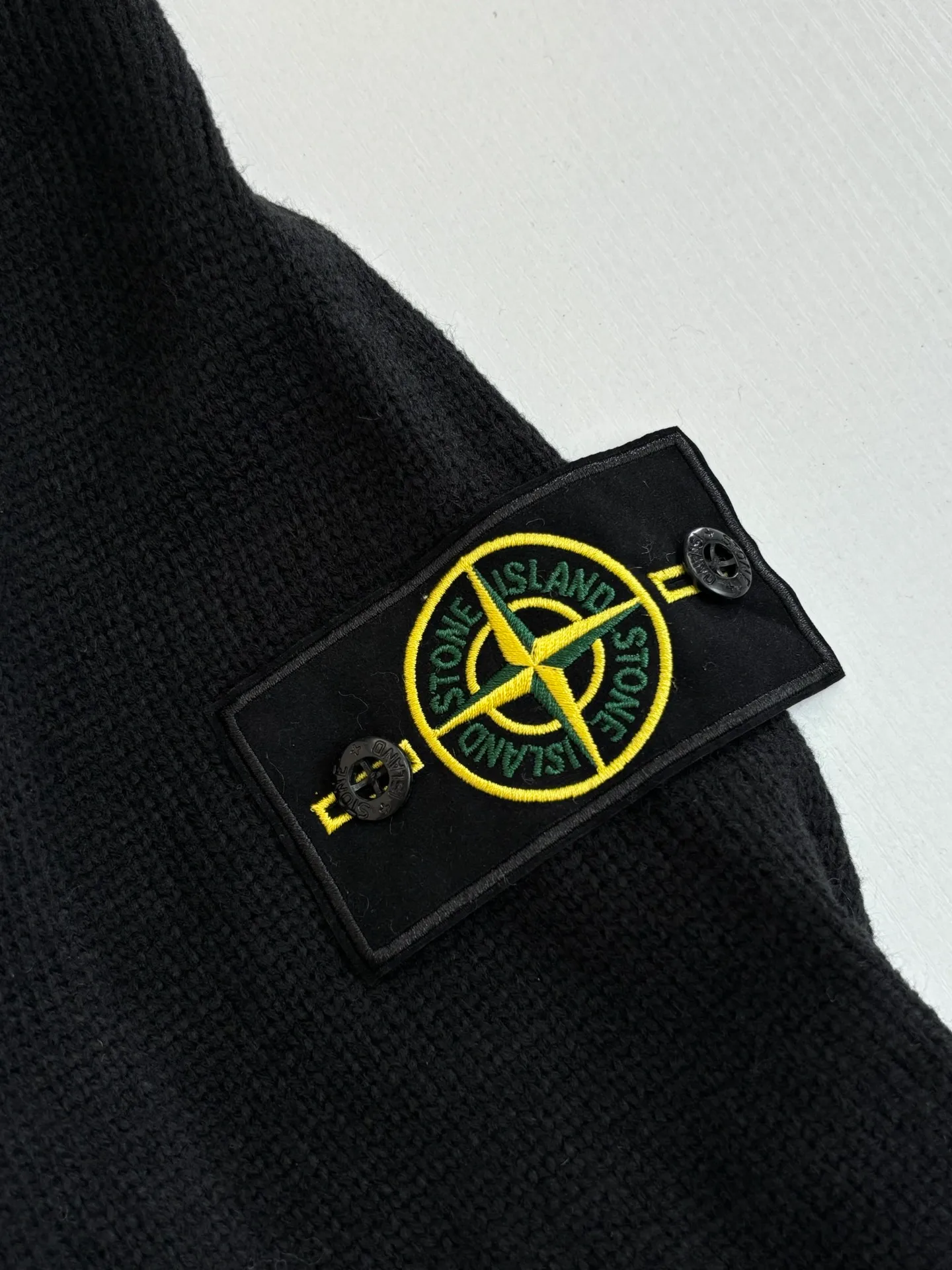 P410 Stone islan*/stone island solid color basic armband round neck knitted sweater. The original version was purchased and developed by 2488. The fabric is made of wool yarn blended nylon. The overall comfort is more skin-friendly than the original version. The YB upper body is particularly tight. We adjusted the overall feel and skin-friendly feeling based on the original wool yarn quality. Both are more comfortable and breathable than the ZP upper body. There is no difference between the stripes and the original version. And it can be done with full grade. Supports random detection of wool content. We ensure that every item our customers receive is of high quality. It also needs to be taken to the tatting factory for secondary processing. Stone Island armband, the overall wiring is straight and delicate, the fabric is comfortable and soft, the color is consistent without color difference Size: S/M/L/XL